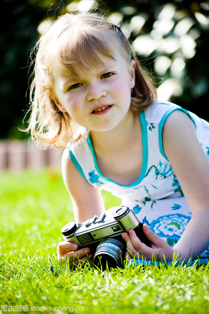 镜头下的纯真 儿童摄影师的女孩与她的光影世界